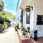 holoholo bakery&cafe - 右手がお店､先に進むとセイザンホテルがあり尾道水道が一望できます。