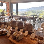 holoholo bakery&cafe - 所狭しと沢山の種類のパン✨