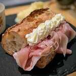 saint de gourmand - 初めての具をお願いしようと生ハムと自家製マスカルポーネにしました。可愛いの来た〜♡