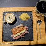 saint de gourmand - 「生ハムと自家製マスカルポーネ・petit」（730円）に、スープセット、アイスコーヒーをお願いします。
