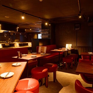 落ち着く黒の空間。ゾーンで異なる雰囲気はデートから飲み会まで