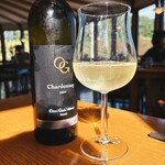 オチガビ - シャルドネ畑は窓の向こう側の斜面