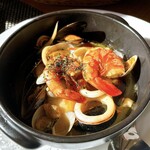 オチガビ - 魚介たっぷりのブイヤベース。