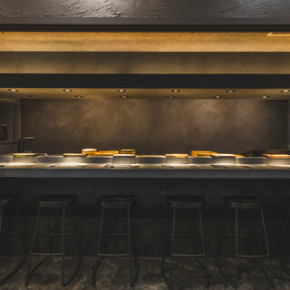 落ちついた雰囲気の店内はカウンター7席で椅子も完備