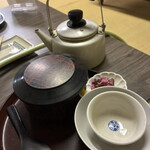 すき焼き キムラ - ご飯はお茶と漬物のセットで出てくるのでぶぶ漬けも可能