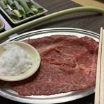 すき焼き キムラ - 赤身とのバランスが良いサシの入り方、期待が高まる。砂糖はけっこう多め。