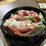 すき焼き キムラ - 肉を乗っけて砂糖をかける