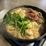 すき焼き キムラ - タレをかけ煮込んでいく