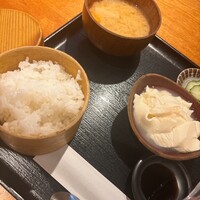 魚感うえさき - ごはん、豆腐、漬物、豚汁