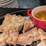 ブッフェダイニング ケッヘル - チキンのディアブル風　焦がしバターソース福山醸造道民の油の香り