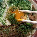茶茶 - 目玉の黄身を崩して麺に絡めましょう