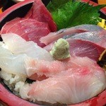 三是寿司 - 四色丼：手前から時計回りにシイラ・ヒラメ・マグロ・イナダ