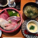 三是寿司 - 四色丼はシイラ・ヒラメ・マグロ・イナダで860円