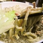 Buta Sanchi - 麺は中太縮れ麺
