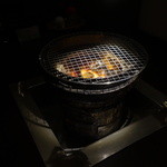 炭火焼肉 トロとん亭 - 煌々と燃える炭火が迎える