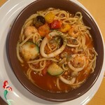 ガスト - 【野菜も魚介も たっぷりとれる】えび・いか・あさりとカラフル野菜✧シーフードトマトスープパスタ(990えん)【税込価格】✨.ﾟ･*..☆.｡.:*✨.☆.｡.:. *:ﾟ
