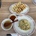 餃子の王将 - 料理写真:餃子1人前310円※写真は2人前、炒飯580円＋大盛160円