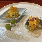 一齊 - とうもろこしの天ぷらに自家製カラスミ、地物アワビの安芸灘のウニ載せ
