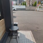 伝説のステーキ屋 - 外に灰皿がある