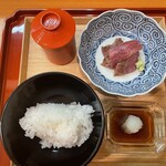 一齊 - リブロースのステーキ、ご飯、赤出汁