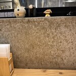 扇町うどん屋 あすろう - カウンターにマスコット。心憎い女性向けのインテリア。