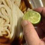 扇町うどん屋 あすろう - すだちを最初に一滴、二滴。それだけで爽やかな酸味。