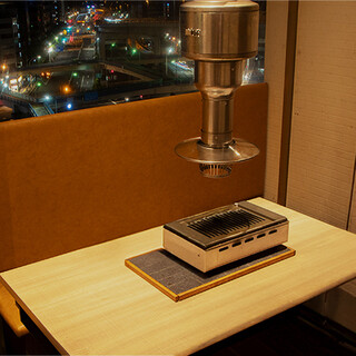 夜景の見える完全個室／2～10名までご利用可能。特別な一時を