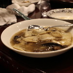 趙楊 - キノコと筍燻製の煮込み