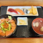 扇 - 料理写真:ミニ丼セット　JPY 1,870  
丼は本当〜にミニサイズです