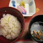 なだ万 - ご飯　赤出し　香の物