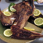 丼なもんや！ - ご主人のサービスのバチマグロのカマ揚げ