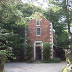 カフェ ラフィーネ - 緑の木々の中に鳶色の煉瓦