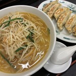 日高屋 - 味噌汁と味噌ラーメンってどっちも味噌をお湯に溶いているのになんで全然味が違うんだろう？