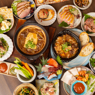 オリジナルの器に彩る創作料理の数々をどうぞ♪