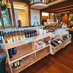 オチガビワイナリー - 高い吹き抜けの建物ではコンサートが開かれる