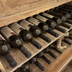 オチガビワイナリー - 応接室に並ぶバックビンテージたち。すごい貫禄でした