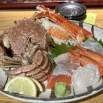 にほんいち水産直営 居酒屋あらた - とにかく蟹の盛り合わせが凄いです。プラス500円の刺身盛り合わせも北海しまえび、ホタテ、ニシン、サーモン、真鯛でした。
