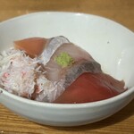 にほんいち水産直営 居酒屋あらた - 海鮮丼はマグロ、ブリ、サーモン、カニがのってます。