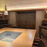 オチガビワイナリー - 国内外の賓客を招いてバックビンテージ片手にアツいワイン談義が繰り広げられるという地下の応接室
