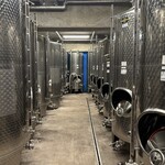 オチガビワイナリー - 仕込みを前にキレイに洗浄されたタンクの列