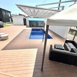 コンテナカフェ - テラスソファー席もプールもあります。