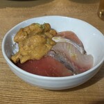 にほんいち水産直営 居酒屋あらた - 海鮮丼にうにをのせました。
