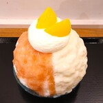 京氷ゆきみ庵 - 氷の中には、とろとろの桃のコンポートが入っており、旬の桃のフレッシュな旨み、甘みに加え、杏仁のほのかな甘みが混ざり合って、ミルキーな味わいを感じる～!!( ^o^)ﾉ