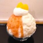 京氷ゆきみ庵 - 氷に桃シロップと杏仁シロップが半分づつかかっており、その上に生クリームエスプーマ、桃のコンポートが飾られている〜!!( ^o^)ﾉ
