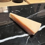 大工町 鮨人 はなれ - 鮨人特製マスの押し寿司。富山を思い起こさせる。グリーンがピッタリ合う。