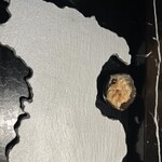 大工町 鮨人 はなれ - テーブルにある皿は富山県の形。富山への想いはあるのだ！富山湾に当たる窪みの場所ははガリの定位置。