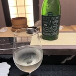 大工町 鮨人 はなれ - 二番手　満寿泉グリーン。まるで果汁をブレンドしたような（もちろん材料は米だけ。）口に含むとまず酸味甘み、続いて麹感が柔らかく。ちょっとお鮨の邪魔かなと思ったら、すぐに余韻が消える。