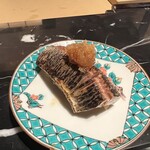 大工町 鮨人 はなれ - サンマ。これほどあからさまに炙ったお鮨はあったろうか。美味しーいサンマの塩焼きを、だけどしっかりお鮨に結びつけて。何個でも食べられる。