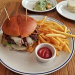 T.Y.HARBOR - 半分にカット済。ポテトも沢山。