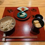 おおたに - 御飯物：鮎御飯、赤出汁、香の物。